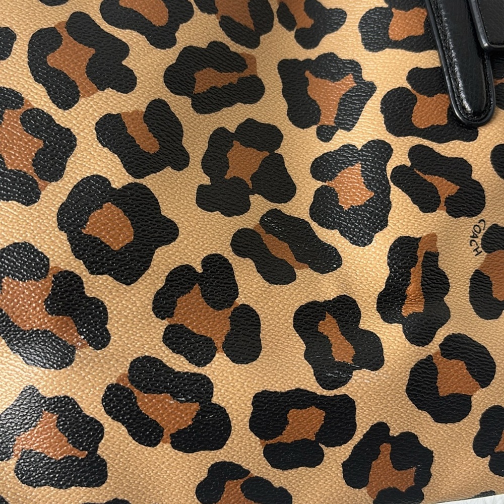 🔥 *Spotlight Stealer* Coach Gallery Bag
~ Leopard Print Posh Perfection! - Picture 11 of 16